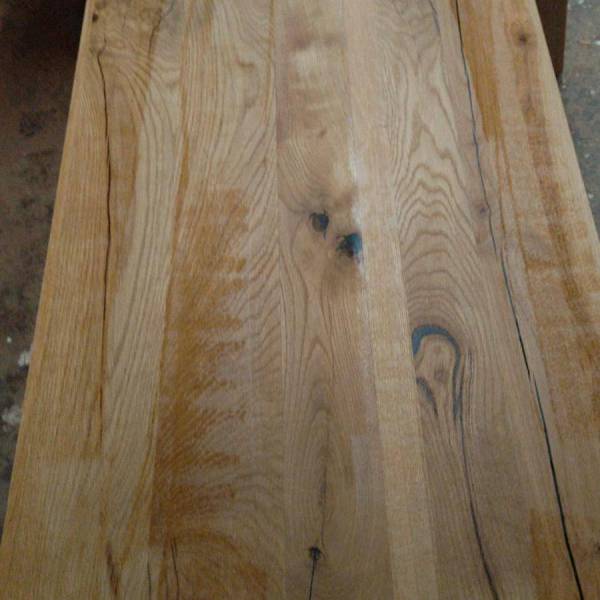 Massivholzplatte in Eiche mit Kunstharz in schwarz vergossen